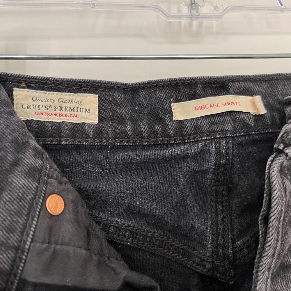 Levi’s Ribcage Shorta - Picture 4 of 5